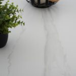 ΤΡΑΠΕΖΙ ΤΡΑΠΕΖΑΡΙΑΣ ΣΤΡΟΓΓΥΛΟ SINTERED STONE ΛΕΥΚΟ ΜΕΤΑΛ.ΠΟΔΙΑ Φ115x75Y εκ.HM9309.02 - Image 4